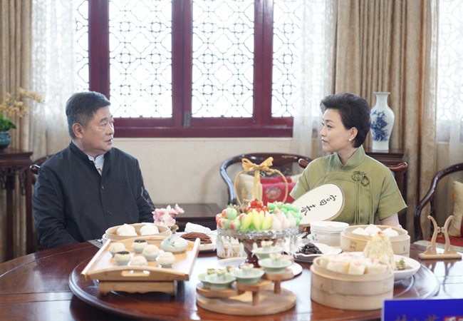 《新生万物》首站抵扬州探访富春茶社